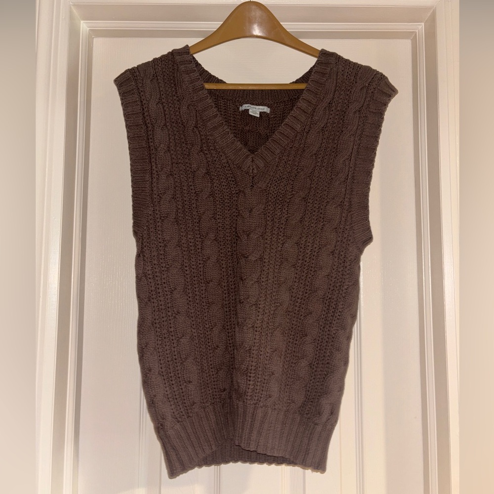 AMERICAN EAGLE SLEEVELESS SWEATER